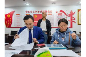 【图片新闻】贵州银行六盘水分行：为群众提供一站式服务 高效推进第三代社保卡换卡工作