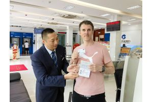 【图片新闻】江西南昌青云谱区：社银合作架起“暖心桥” 外籍友人畅享“一卡通”青云速度